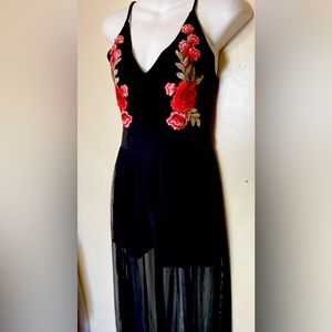 Short dress embroidered on the front is a new